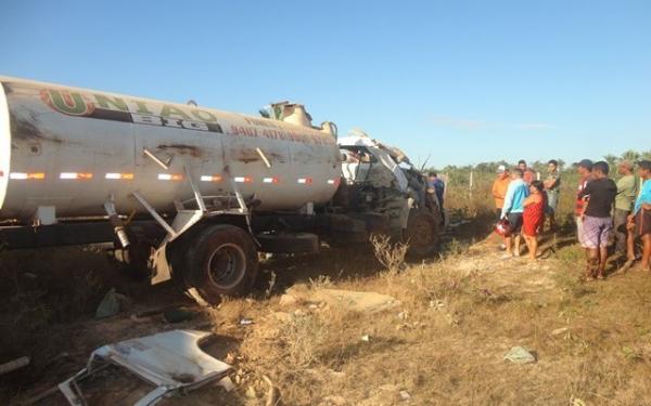 Caminhão capotou na PI-366.(Imagem:Chagas Silva e Coronel Pinheiro/JFAgora)