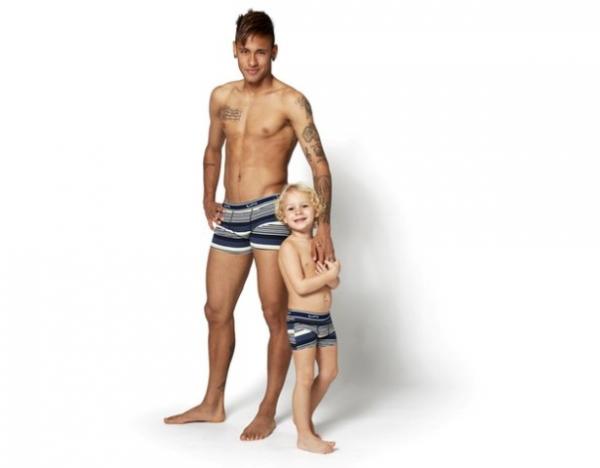 Neymar e Davi Lucca juntos em campanha. O menino vai completar 4 anos no próximo dia 24 e é o xodó do jogador.(Imagem:Divulgação)