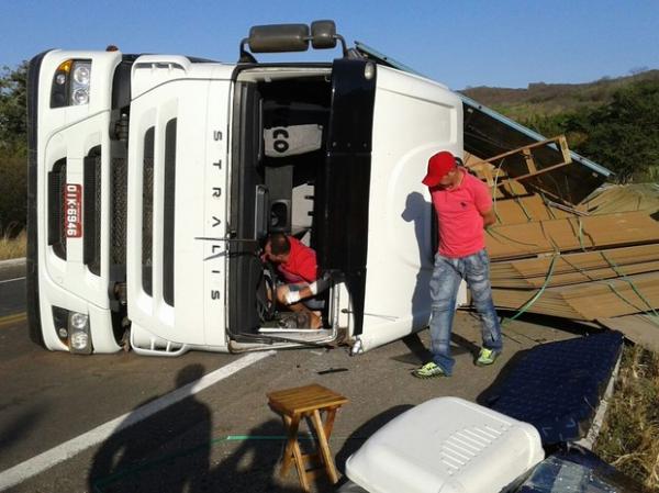 Carreta carregada de madeira tombou na BR-040 em Pedro II.(Imagem:Dennis Araias)