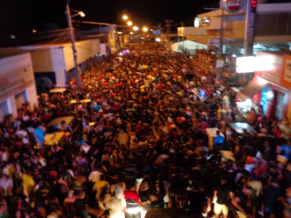 De volta à Avenida Bucar Neto, 1º arrastão reúne multidão em Floriano.(Imagem:FlorianoNews)