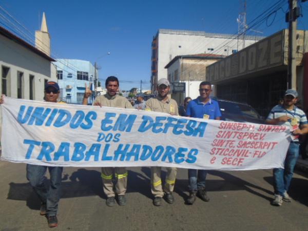 Manifestação contra reformas trabalhista e previdenciária toma ruas de Floriano.(Imagem:FlorianoNews)