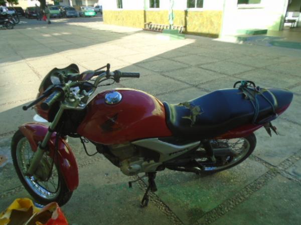 Motocicleta abandonada é conduzida para o pátio do 3º BPM de Floriano.(Imagem:FlorianoNews)