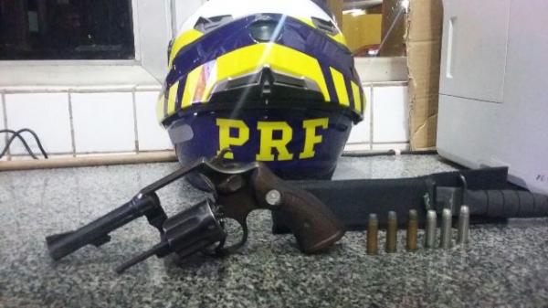 Fiscalização da PRF apreende um veículo roubado e um revólver calibre 38.(Imagem:PRF)