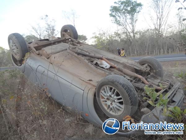 Veículo se desgoverna e capota na PI 140.(Imagem:FlorianoNews)