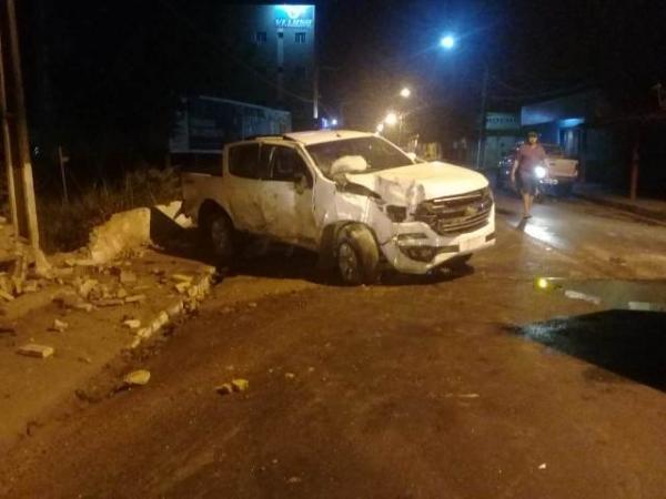 Motorista perde controle do veículo e colide contra mureta em Floriano.(Imagem:Divulgação)