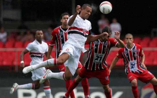 Luis Fabiano lutou muito, deu assistências, mas passou em branco na partida.(Imagem:Gaspar Nóbrega / VIPCOMM)