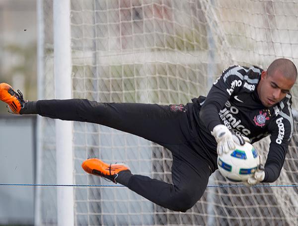 Danilo Fernandes, de 23 anos, é o terceiro goleiro, mas será tiular neste domingo.(Imagem:Ag. Estado)