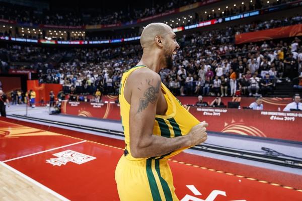 Entrada de Marquinhos foi decisiva na virada.(Imagem:Divulgação/FIBA)