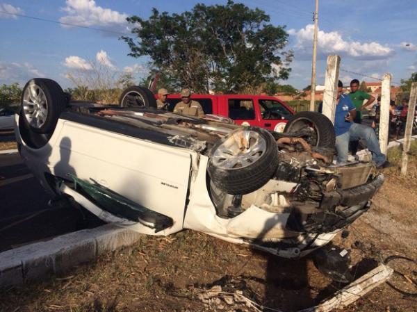 Corpo de Bombeiros socorreu a vítima, que estava com cinto de segurança.(Imagem:G1 Piauí)