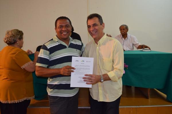 Prefeito Gilberto entrega certificados da Lei Professor Moreira(Imagem:Secom)