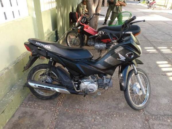 Motocicletas roubadas são recuperadas pela PM de Floriano.(Imagem:FlorianoNews)