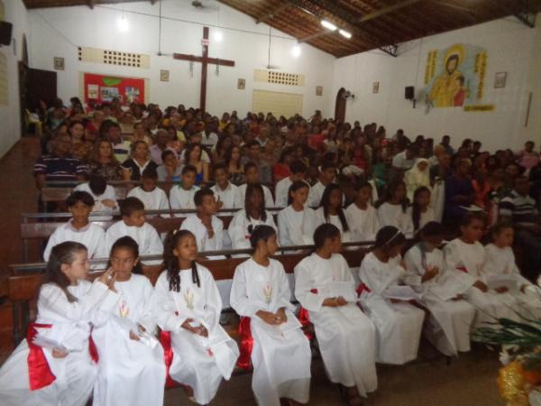 Jovens recebem Sacramentos da Primeira Eucaristia em Floriano.(Imagem:FlorianoNews)