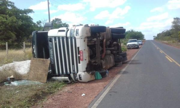 Caminhão carregado de algodão capota na zona rural de Floriano.(Imagem:Divulgação)