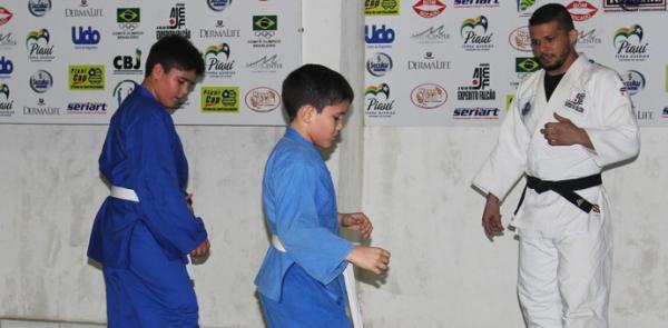 Benito Mussolini durante aulas com judocas da base; treinos acontecem no CT Sarah Menezes.(Imagem:Josiel Martins)