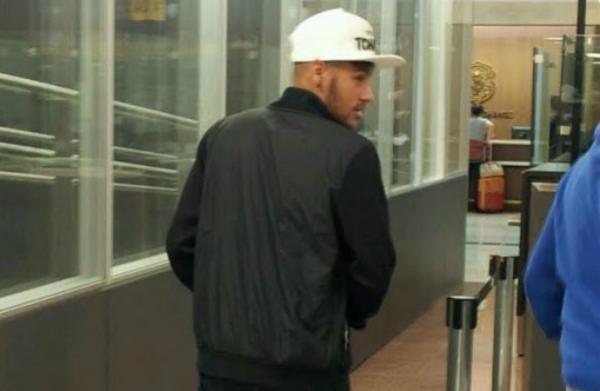 Ainda em Guarulhos, Neymar embarca para Barcelona, onde chegou na manhã desta sexta.(Imagem:Ana Cruz)