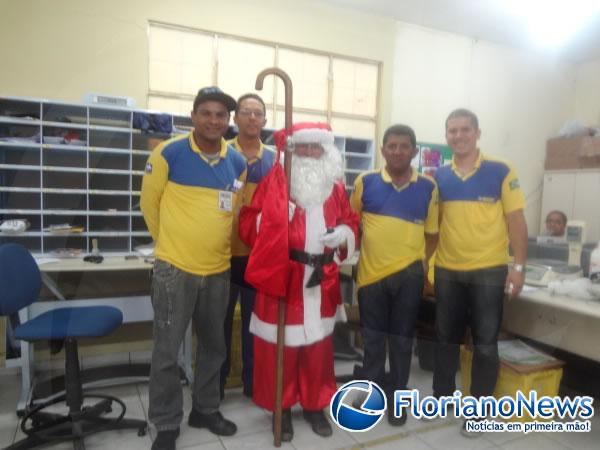 Papai Noel dos Correios realiza entrega de presentes em Floriano.(Imagem:FlorianoNews)