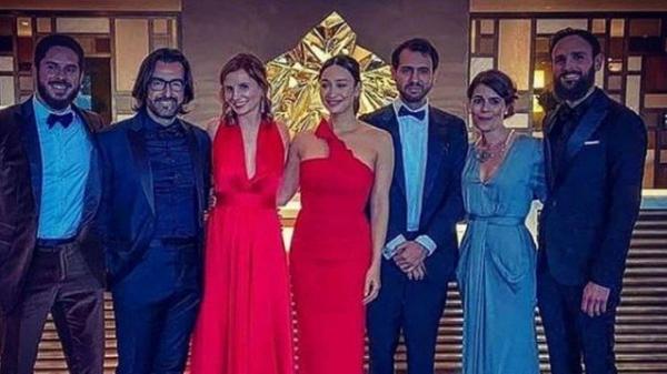 Petra Costa usa vermelho no Oscar 2020 e homenageia Marielle Franco(Imagem:Reprodução/Instagram)