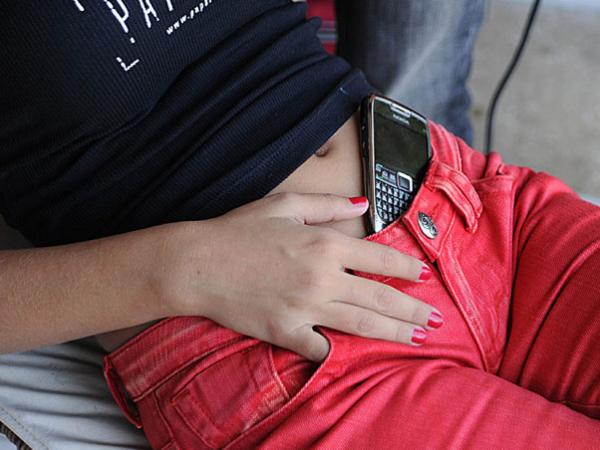 Larissa Riquelme, que chamou atenção do mundo ao exibir um celular entre os seios fartos durante os jogos de seu país na Copa, inova na 