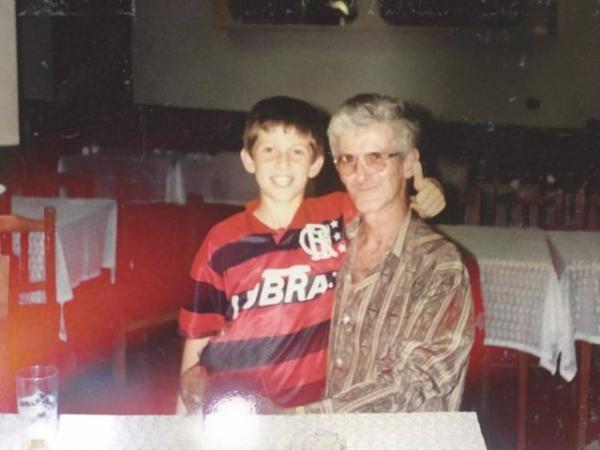 Com foto de infância com camisa do Flamengo, Filipe Luís é anunciado: 