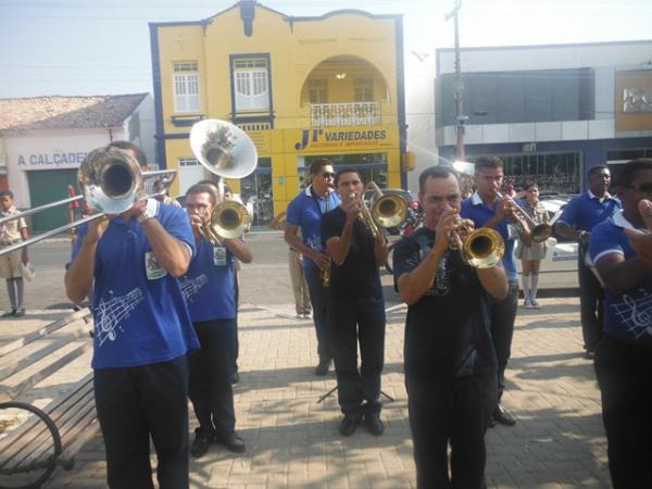 Hasteamento de bandeiras assinala abertura da Semana da Pátria em Floriano.(Imagem:FlorianoNews)