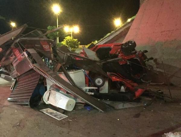 Automóvel colidiu com banca de revistas localizada no vão da Ponte Estaiada, na Zona Leste de Teresina-Piauí.(Imagem:Reprodução/ Redes sociais)