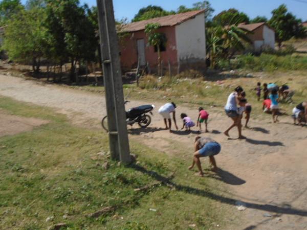 No Dia da Criança, Palhaço Carrapeta mantém tradição e distribui balas em Floriano.(Imagem:FlorianoNews)