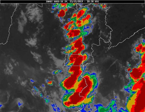 Imagem de satélite da parte central do país. Os tons vermelhos indicam nuvens carregadas, quanto mais escuro o vermelho, maior potencial tem a nuvem para provocar impacto (Imagem:Inmet/Reprodução)