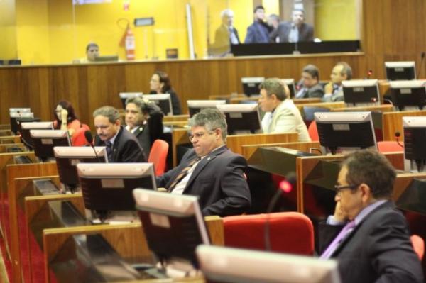 Plenário aprova viagem ao exterior e projeto de combate as drogas.(Imagem:Alepi)