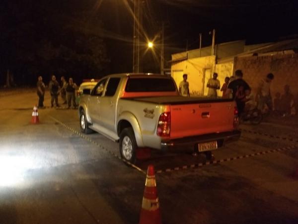 Carro roubado foi abandonado minutos depois do crime na Zona Sul de Teresina.(Imagem:Gil Oliveira/ TV Clube)