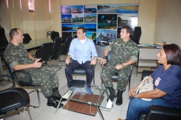 Prefeito Gilberto Júnior recebe representantes da Junta Militar em seu gabinete.(Imagem:Waldemir Miranda)