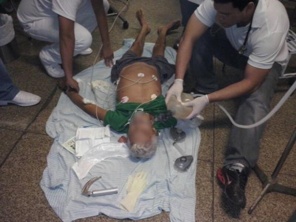 Idoso recebeu atendimento médico no chão do Hospital de Urgência de Teresina.(Imagem:Arquivo Pessoal)