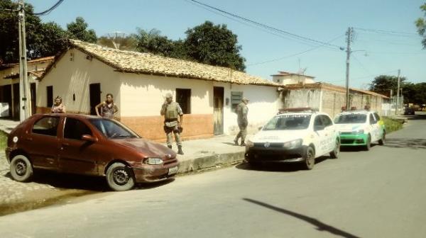 População aciona Polícia após automóvel ser abandonado no bairro Curador.(Imagem:FlorianoNews)