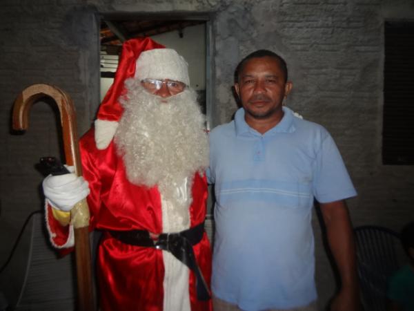 Papai Noel entregou presentes às crianças da localidade Papa Pombo.(Imagem:FlorianoNews)