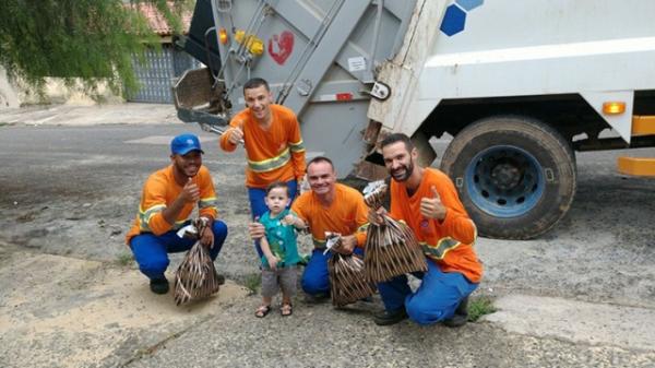 Apaixonado por caminhão de lixo, menino dá presente de Natal para coletores em Itu.(Imagem:Reprodução/Facebook)