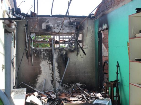 Materia de escritório como móveis e computadores foram destuídos pelas chamas.(Imagem:Fernando Brito/G1)