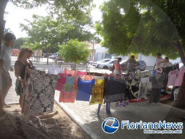 Grupo de jovens realiza bazar beneficente no centro de Floriano.(Imagem:FlorianoNews)