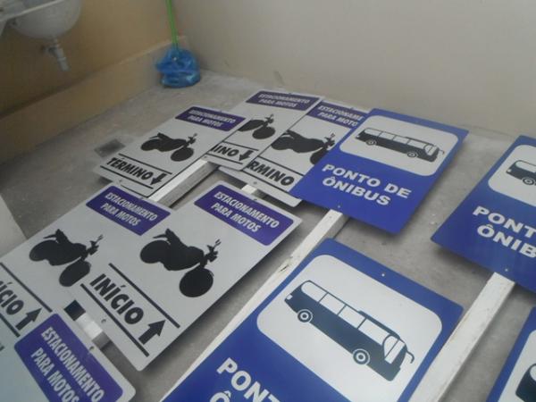 Paradas de ônibus de Floriano ganham placas de sinalização.(Imagem:FlorianoNews)