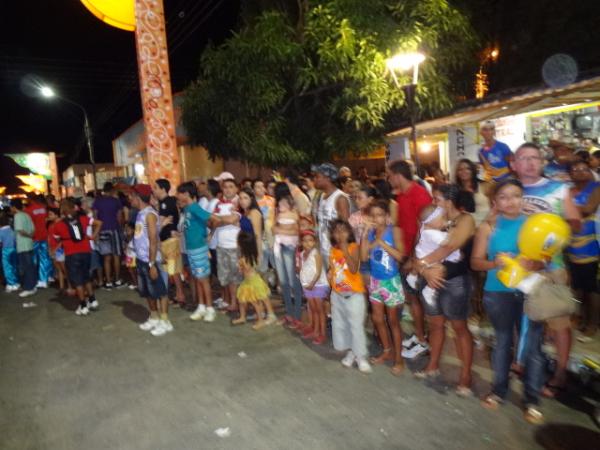 Desfiles de escolas de samba alegram a Av. Getúlio Vargas.(Imagem: FlorianoNews)