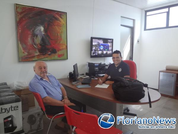 Empresário José Cândido faz visita à concessionária Honda Cajueiro Motos.(Imagem:FlorianoNews)