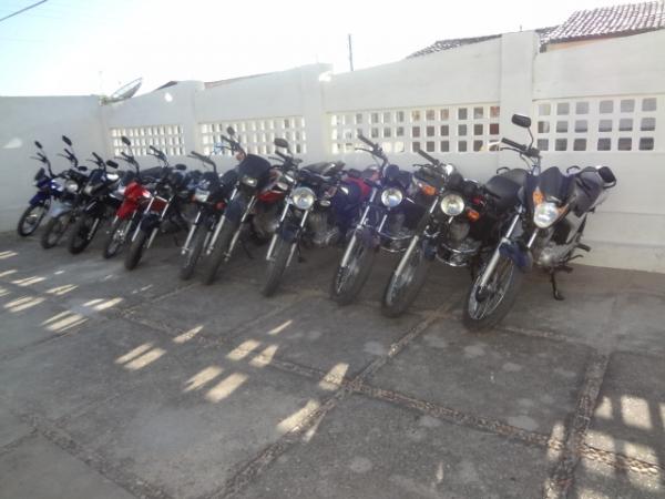 Polícia Militar apreende 14 motos em blitz relâmpago na última quinta-feira.(Imagem:FlorianoNews)