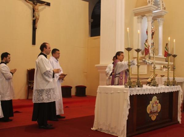 Igreja Nossa Senhora do Amparo celebra missa para início da Quaresma.(Imagem:Juliana Gomes/G1)