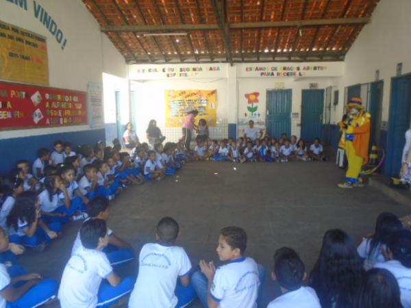 Abertura da semana da criança em escola tem presença do Palhaço Carrapeta.(Imagem:FlorianoNews)
