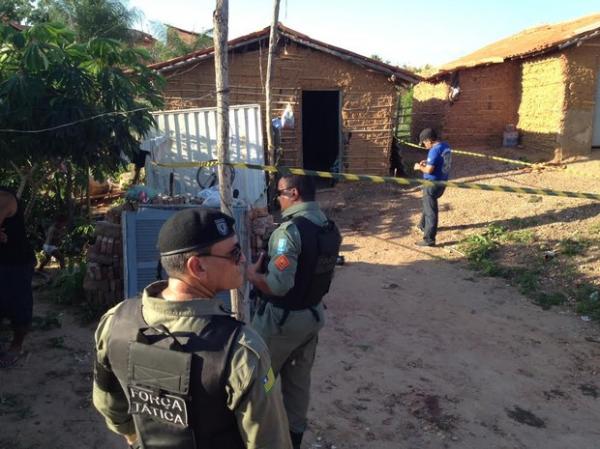 Peritos da Delegacia de Homicídios isolaram o local do crime.(Imagem:Ellyo Teixeira/G1)