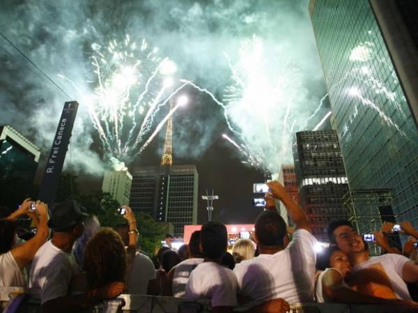 Queima de fogos durante a chegada de 2015 na Avenida Paulista.(Imagem:Vagner Campos/G1)