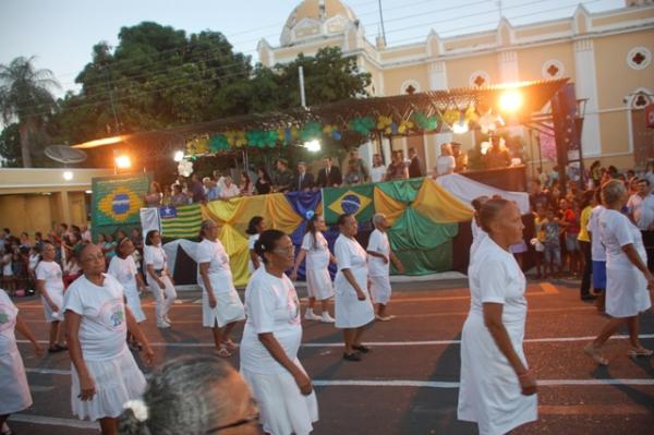 Florianenses prestigiaram o desfile cívico militar de 7 de Setembro.(Imagem:Waldemir Miranda)