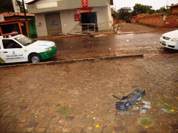 Criminosos explodem agência bancária de Agricolândia.(Imagem:Gilberto Alencar)