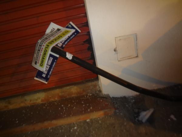 Fusca se chocou em placa de informação na Av. Getúlio Vargas em Floriano.(Imagem:FlorianoNews)