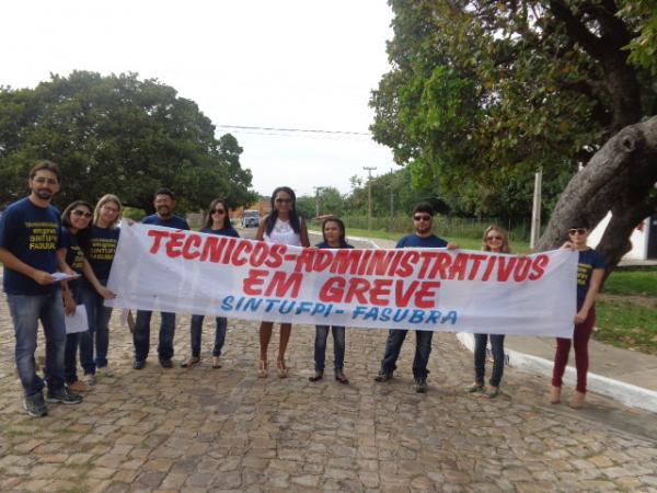 Servidores técnico-administrativos em educação da UFPI continuam em greve em Floriano.(Imagem:FlorianoNews)