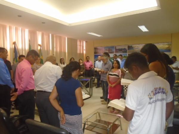 Prefeito e secretários começam o dia com oração na sede administrativa.(Imagem:FlorianoNews)