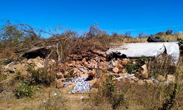 Carreta carregada de leite em pó tomba na BR-135 próximo a Corrente.(Imagem:Reprodução)